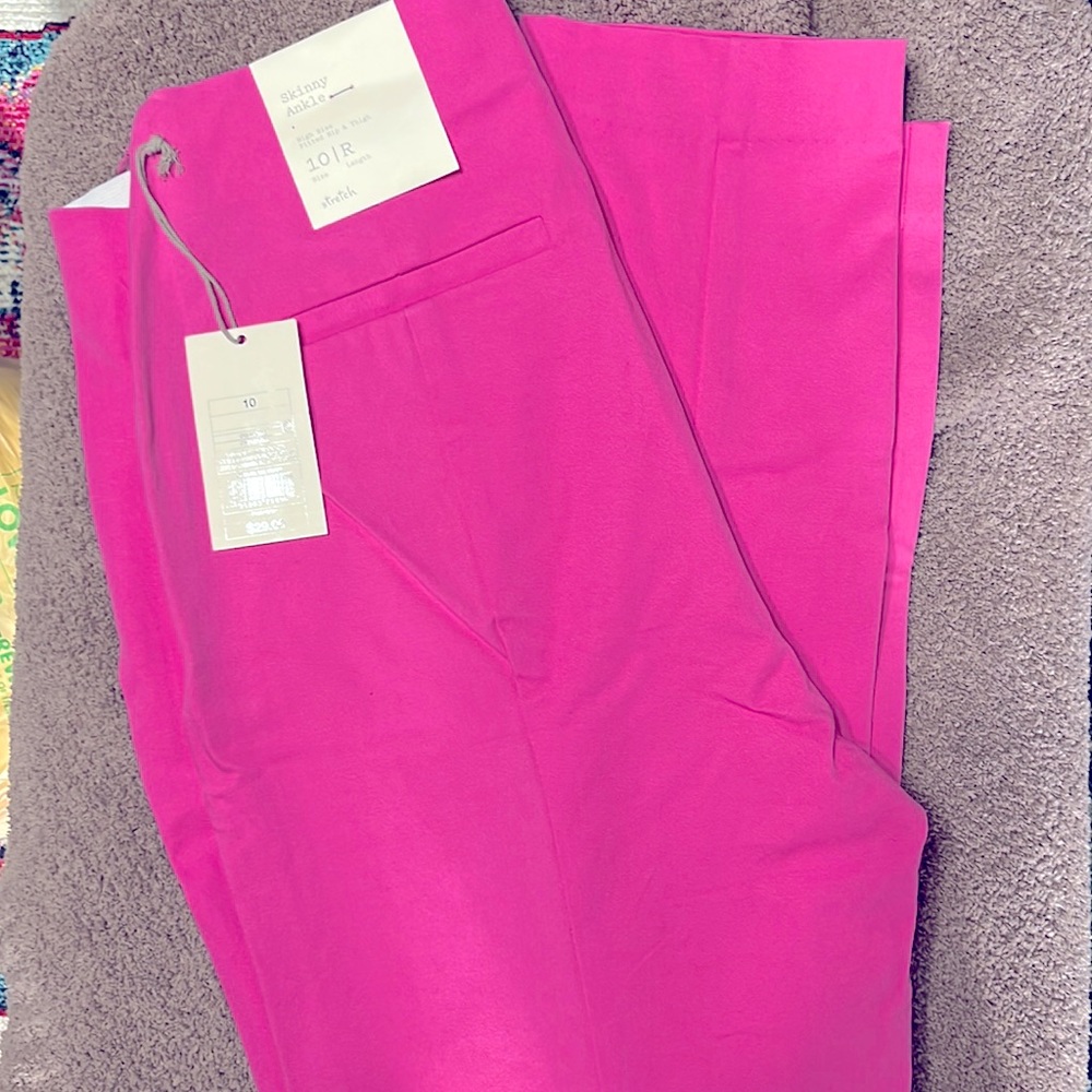Size 4R last one left! High Rise; Fitte